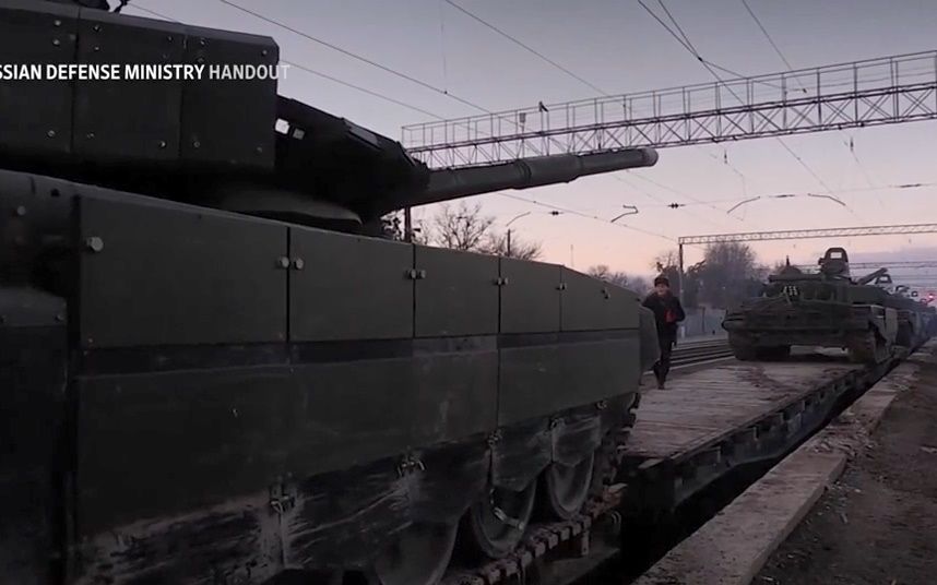 Cận cảnh xe tăng Nga lên tàu hỏa rút khỏi vùng biên giới với Ukraine